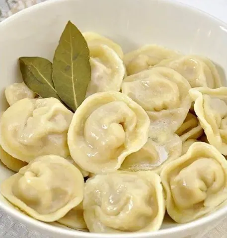 Домашние пельмени ручной лепки, манты, вареники, котлеты