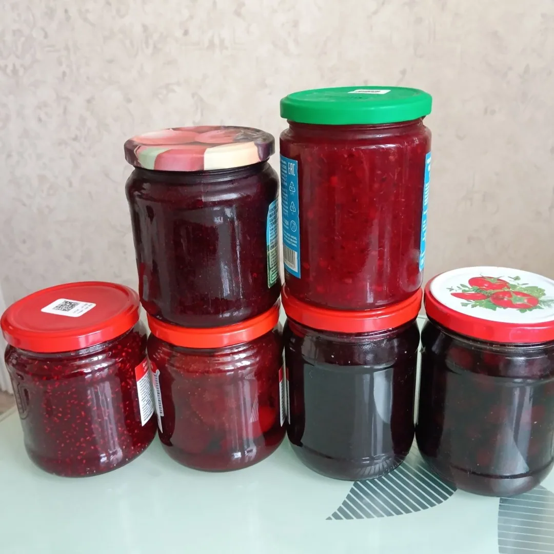 Маринованные опята, варенья, перетёртая смородина, чеснок