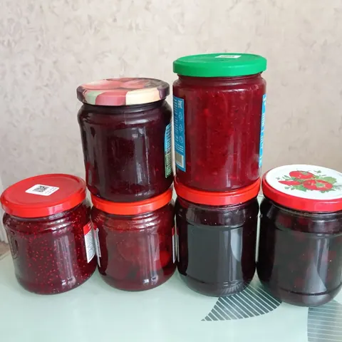 Маринованные опята, варенья, перетёртая смородина, чеснок